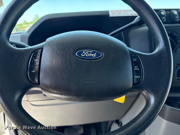 image for item EG5962 2013 Ford E450 Super Duty shuttle bus