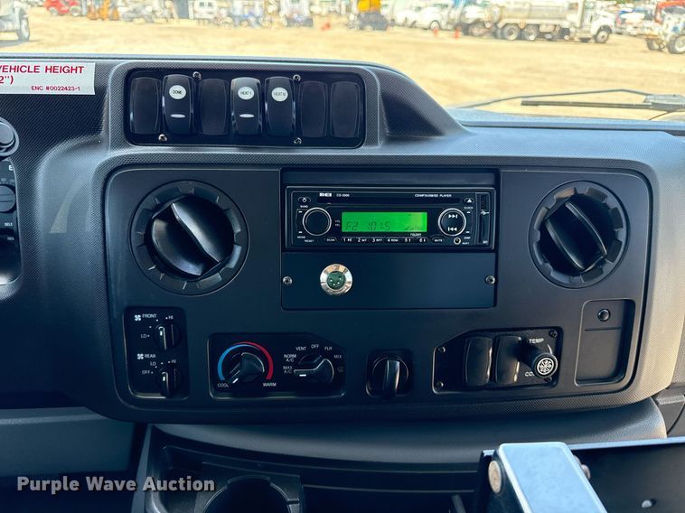 image for item EG5962 2013 Ford E450 Super Duty shuttle bus