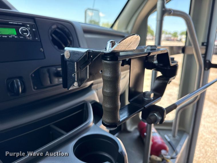 image for item EG5962 2013 Ford E450 Super Duty shuttle bus