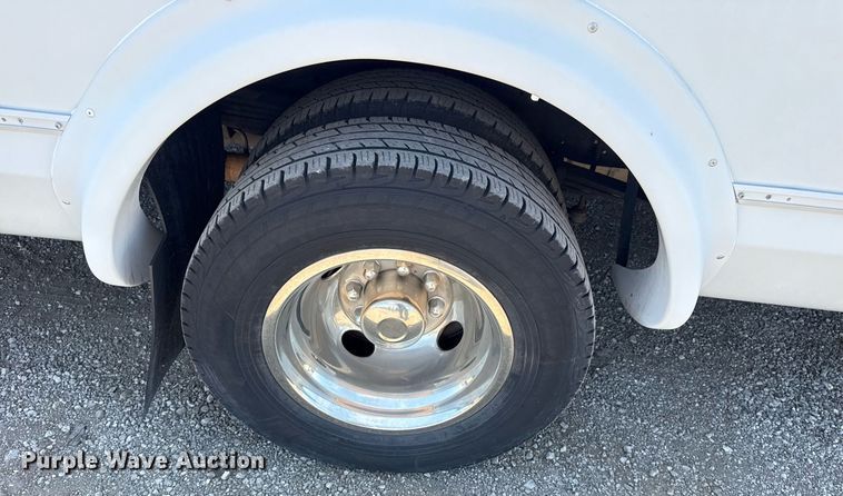 image for item EG5962 2013 Ford E450 Super Duty shuttle bus