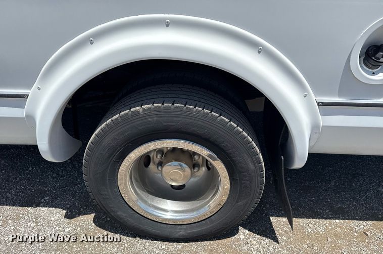 image for item EG5962 2013 Ford E450 Super Duty shuttle bus