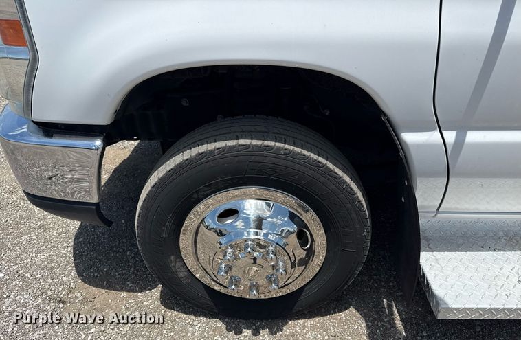 image for item EG5962 2013 Ford E450 Super Duty shuttle bus