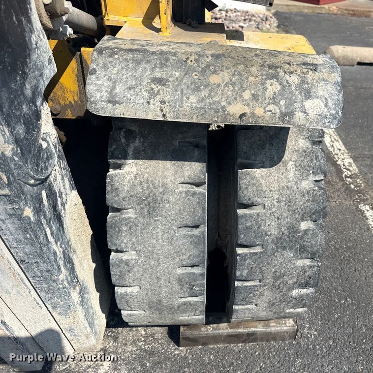 image for item EG8244 Yale forklift