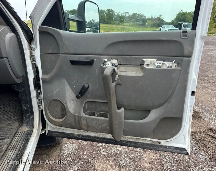 image for item EH7452 2014 Chevrolet Silverado 2500HD Crew Cab pickup truck