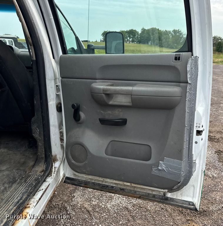 image for item EH7452 2014 Chevrolet Silverado 2500HD Crew Cab pickup truck