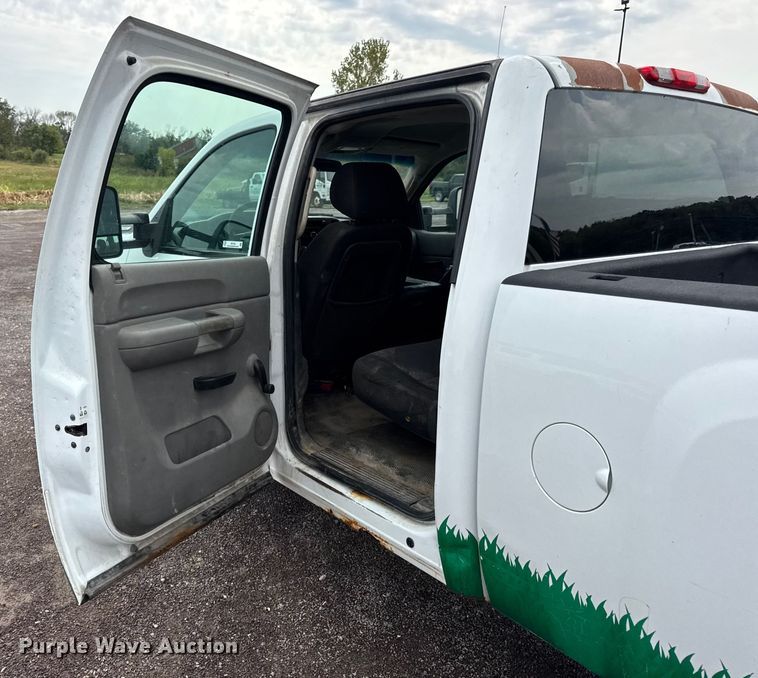 image for item EH7452 2014 Chevrolet Silverado 2500HD Crew Cab pickup truck