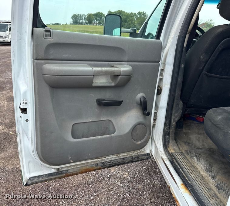 image for item EH7452 2014 Chevrolet Silverado 2500HD Crew Cab pickup truck