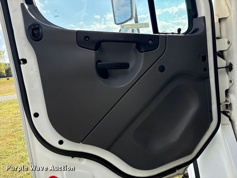 image for item EH7524 2007 Freightliner Business Class M2 refrigerated truck