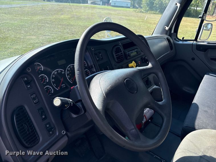 image for item EH7524 2007 Freightliner Business Class M2 refrigerated truck