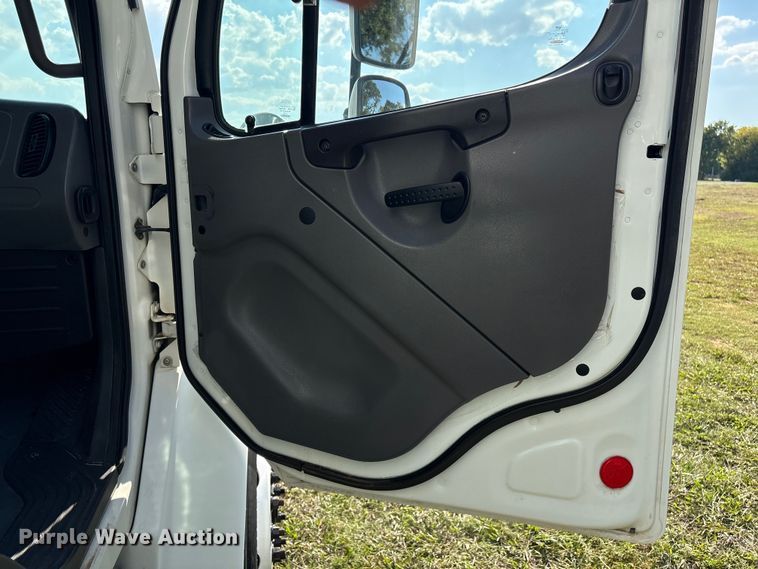 image for item EH7524 2007 Freightliner Business Class M2 refrigerated truck