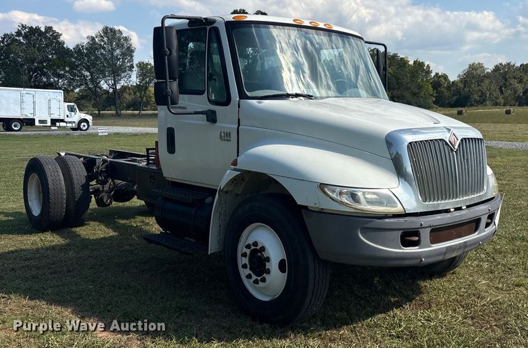 image for item EH7525 2002 International MA025 truck cab and chassis