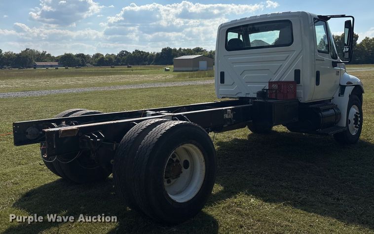 image for item EH7525 2002 International MA025 truck cab and chassis