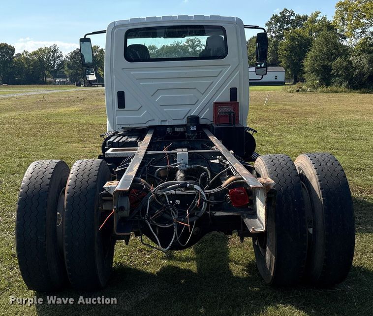 image for item EH7525 2002 International MA025 truck cab and chassis