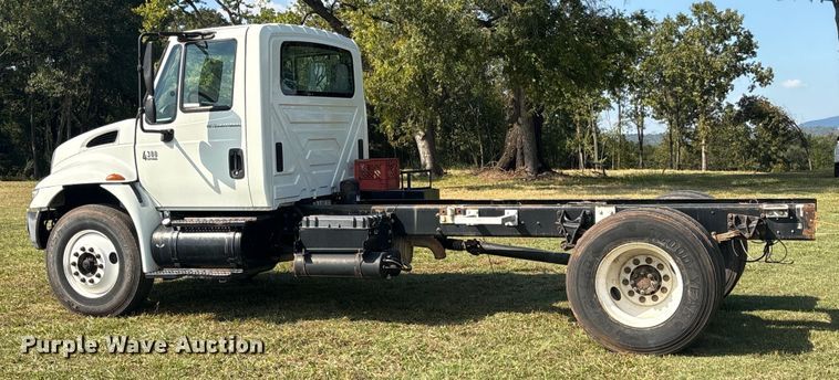 image for item EH7525 2002 International MA025 truck cab and chassis