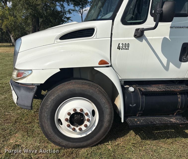 image for item EH7525 2002 International MA025 truck cab and chassis