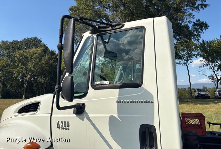 image for item EH7525 2002 International MA025 truck cab and chassis