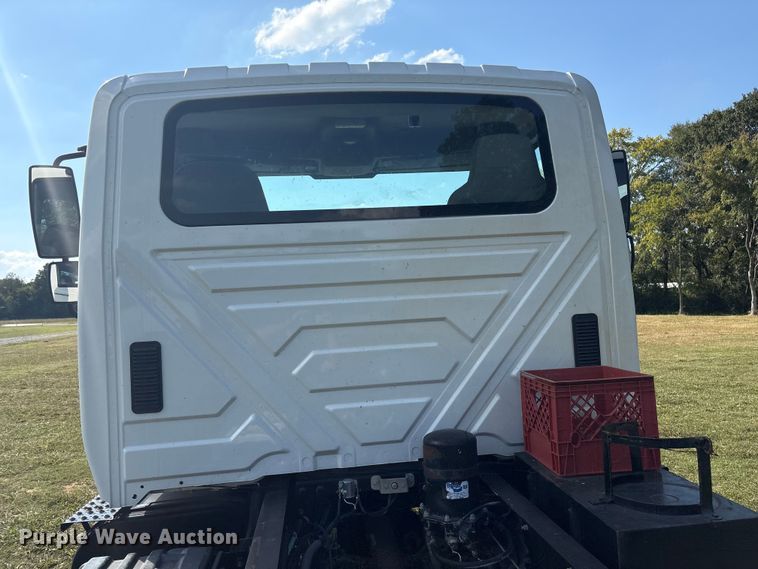 image for item EH7525 2002 International MA025 truck cab and chassis