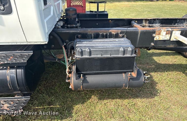 image for item EH7525 2002 International MA025 truck cab and chassis