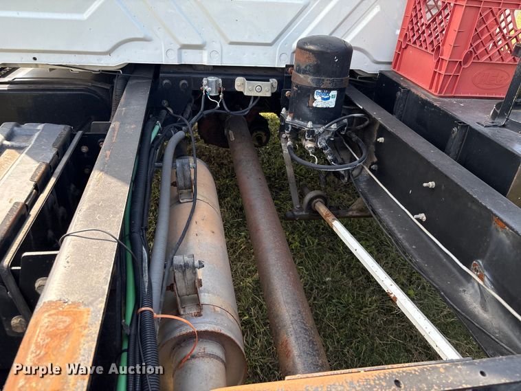 image for item EH7525 2002 International MA025 truck cab and chassis