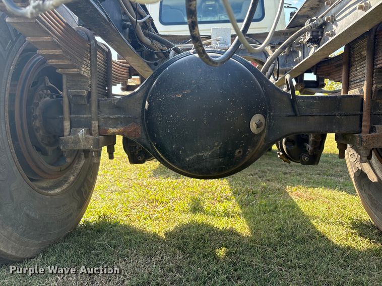 image for item EH7525 2002 International MA025 truck cab and chassis