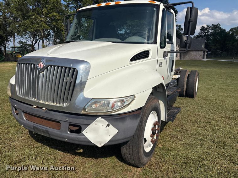 image for item EH7525 2002 International MA025 truck cab and chassis