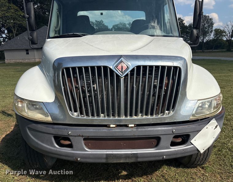 image for item EH7525 2002 International MA025 truck cab and chassis