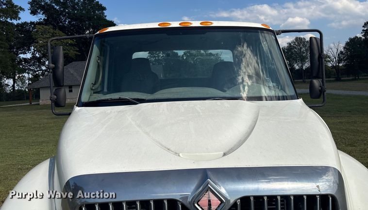 image for item EH7525 2002 International MA025 truck cab and chassis