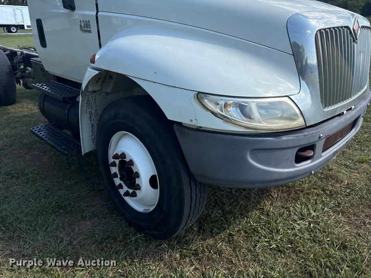 image for item EH7525 2002 International MA025 truck cab and chassis