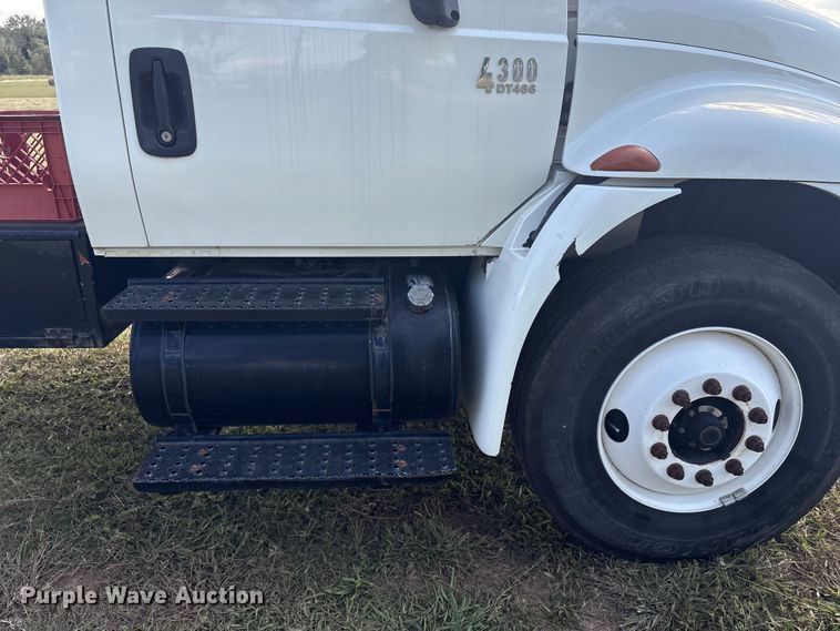 image for item EH7525 2002 International MA025 truck cab and chassis