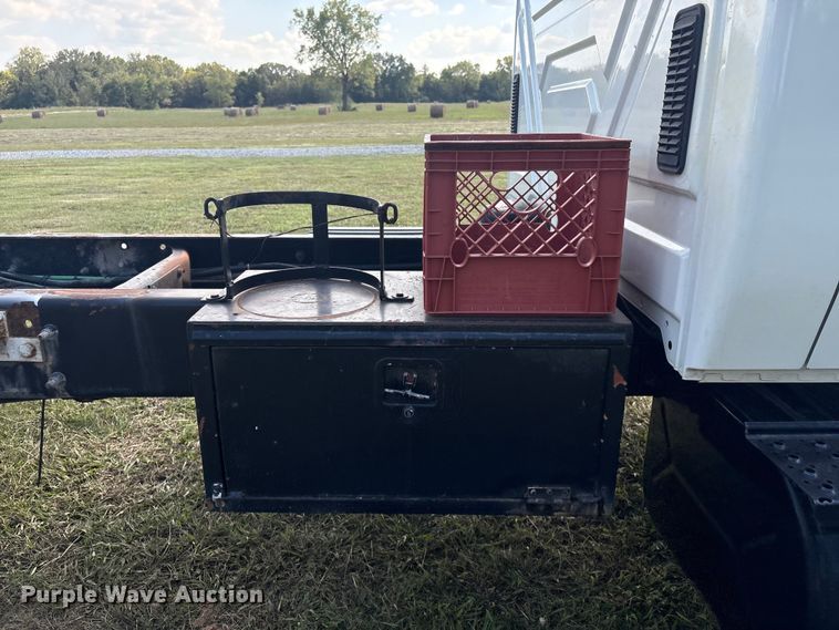 image for item EH7525 2002 International MA025 truck cab and chassis