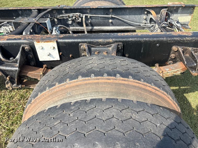 image for item EH7525 2002 International MA025 truck cab and chassis