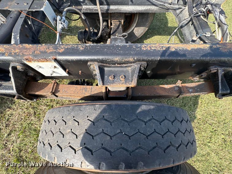 image for item EH7525 2002 International MA025 truck cab and chassis