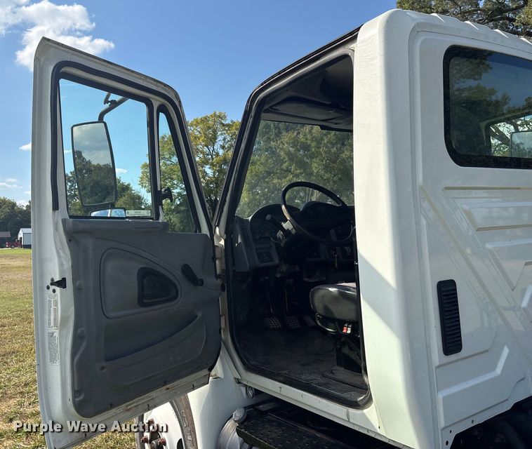 image for item EH7525 2002 International MA025 truck cab and chassis