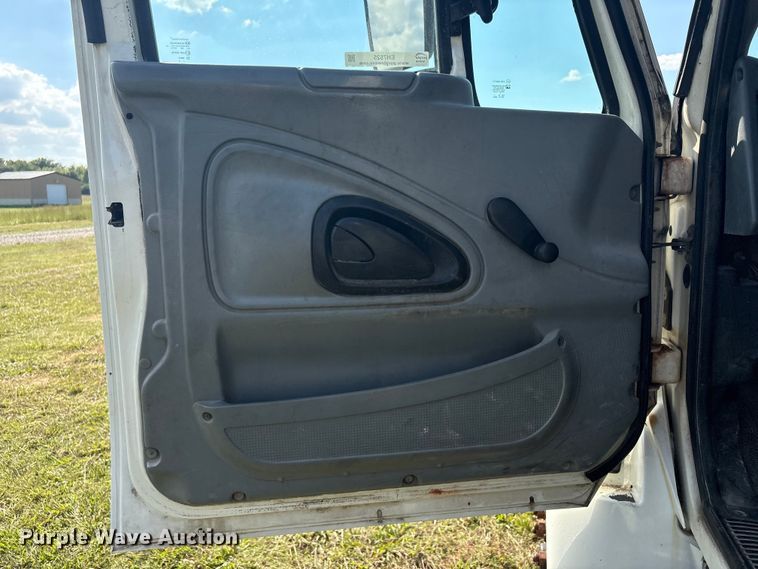 image for item EH7525 2002 International MA025 truck cab and chassis