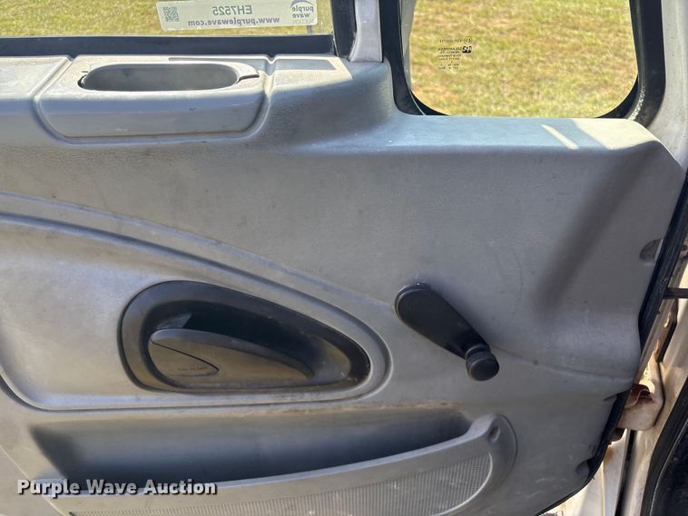 image for item EH7525 2002 International MA025 truck cab and chassis