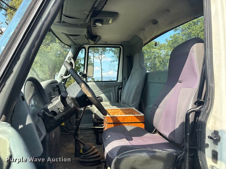 image for item EH7525 2002 International MA025 truck cab and chassis