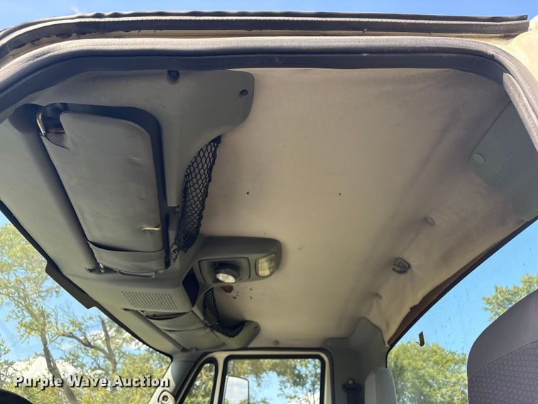 image for item EH7525 2002 International MA025 truck cab and chassis