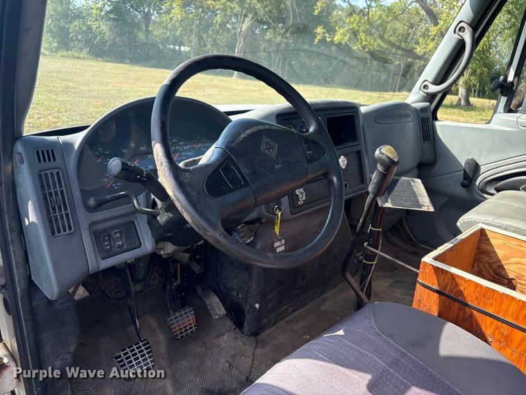 image for item EH7525 2002 International MA025 truck cab and chassis