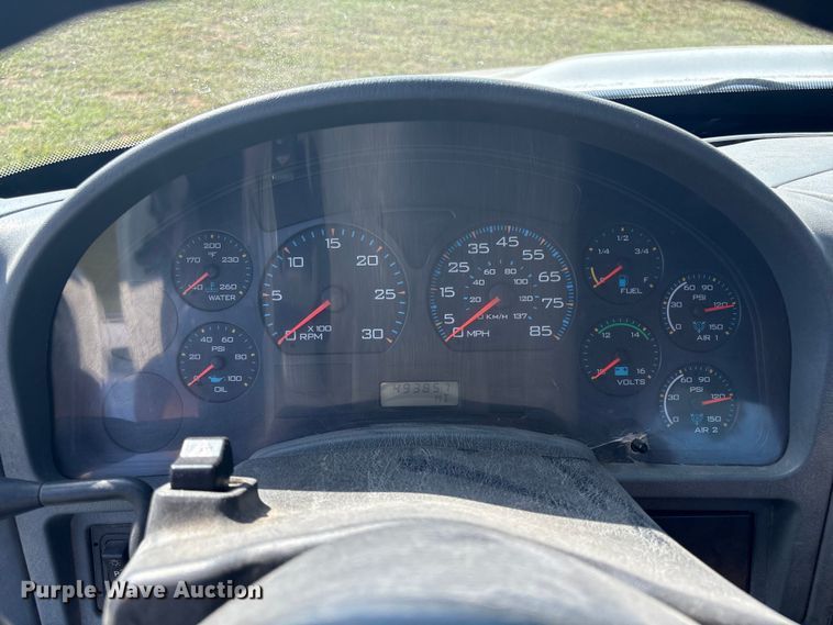 image for item EH7525 2002 International MA025 truck cab and chassis