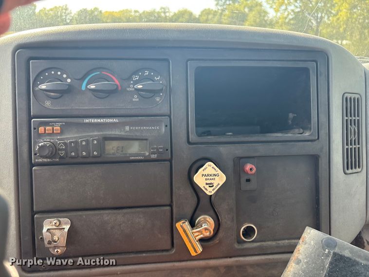 image for item EH7525 2002 International MA025 truck cab and chassis