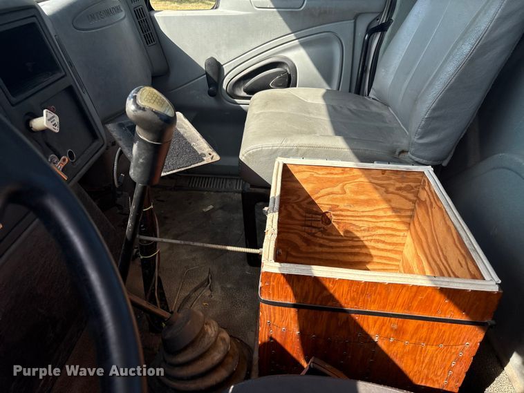 image for item EH7525 2002 International MA025 truck cab and chassis