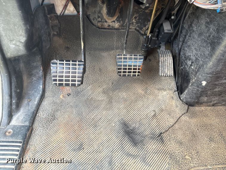 image for item EH7525 2002 International MA025 truck cab and chassis