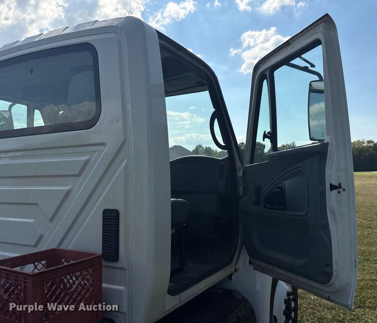 image for item EH7525 2002 International MA025 truck cab and chassis