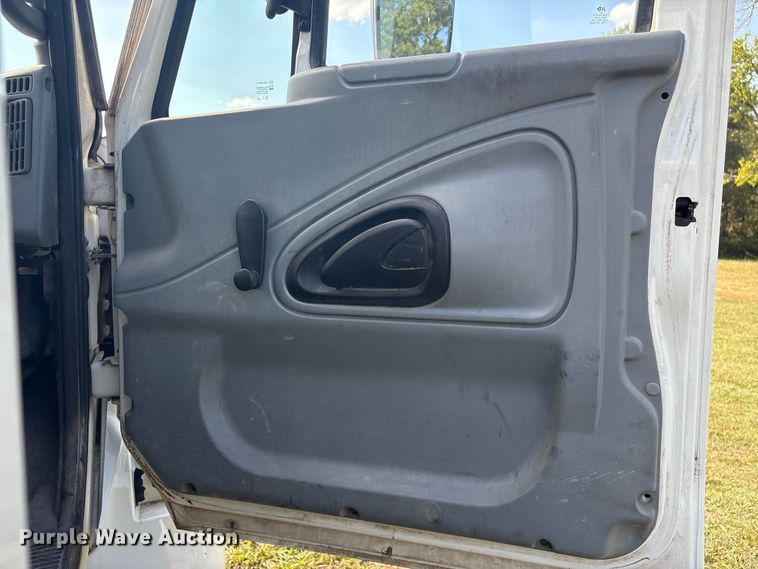 image for item EH7525 2002 International MA025 truck cab and chassis