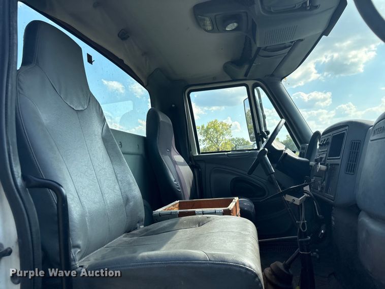 image for item EH7525 2002 International MA025 truck cab and chassis