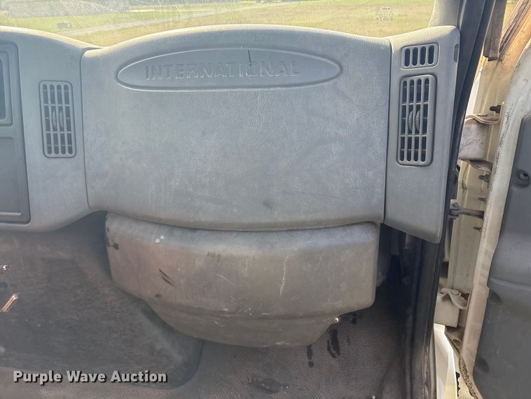 image for item EH7525 2002 International MA025 truck cab and chassis