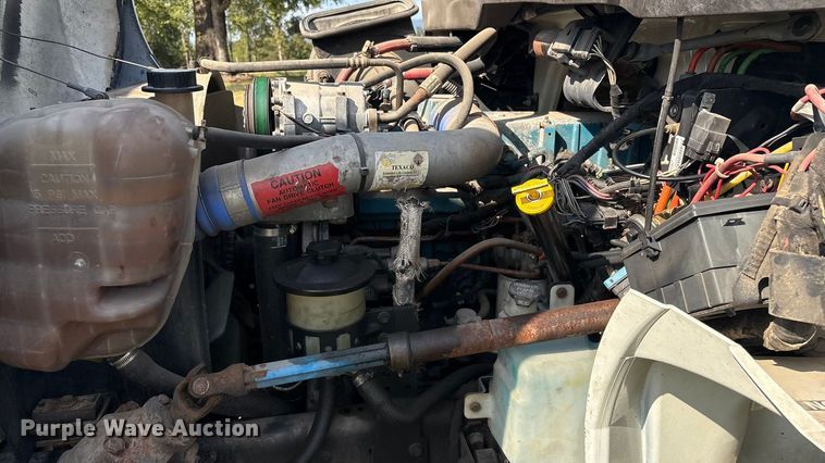 image for item EH7525 2002 International MA025 truck cab and chassis