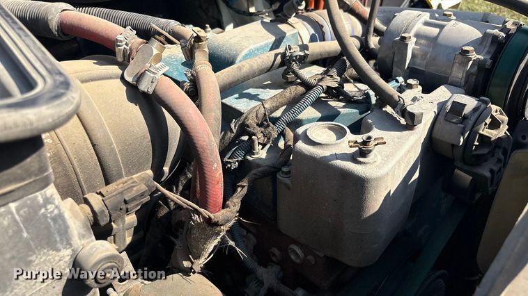 image for item EH7525 2002 International MA025 truck cab and chassis