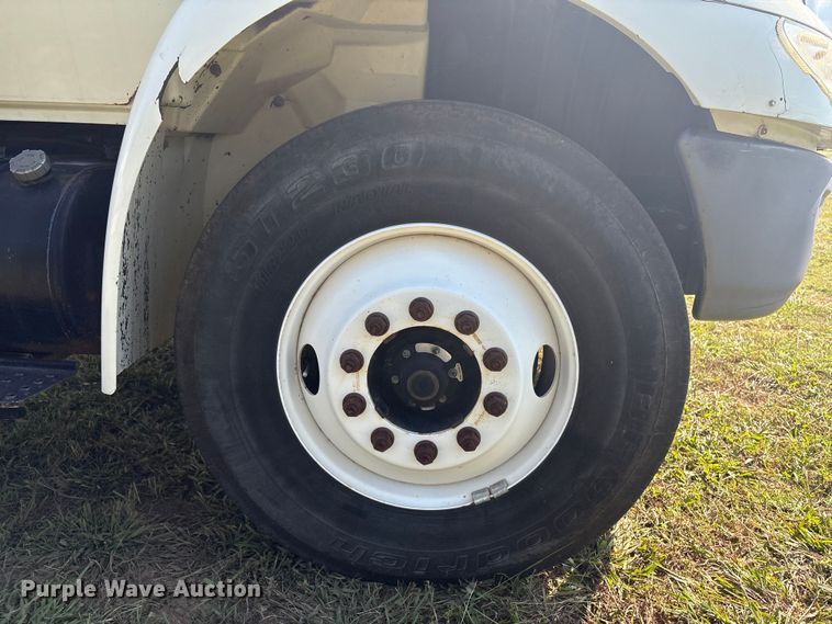 image for item EH7525 2002 International MA025 truck cab and chassis