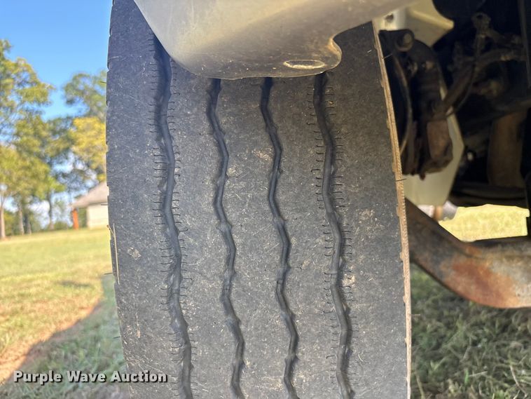 image for item EH7525 2002 International MA025 truck cab and chassis